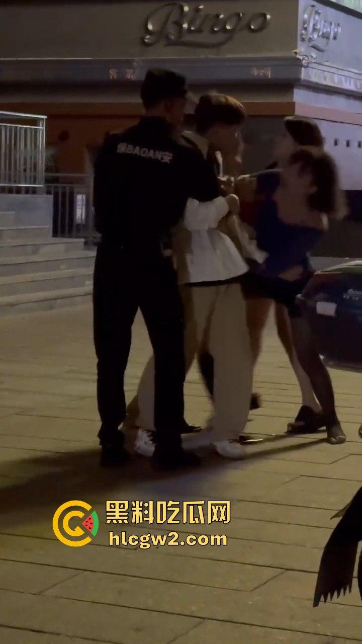 精神小妹怒怼TS小姐姐 黑丝猛女爆发干架场面失控!保安连拉都拉不住,绝对劲爆现场!