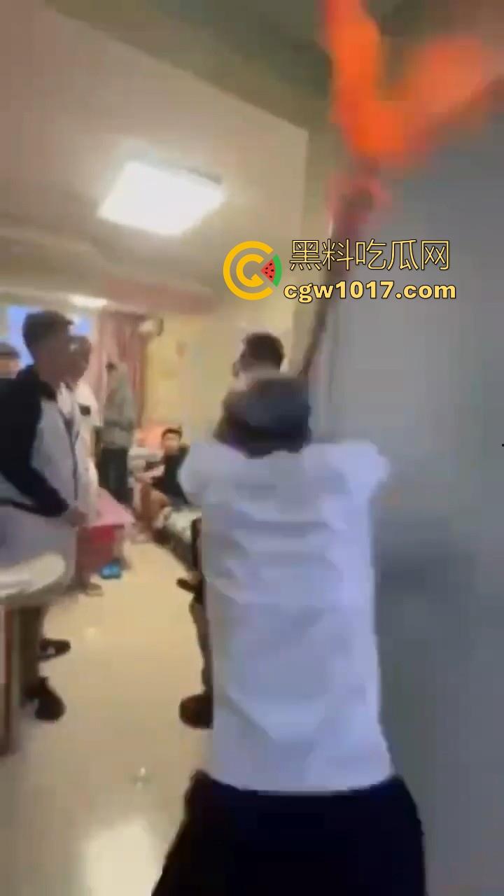 纹身的也不过如此嘛！来到精神小伙地盘，该挨打还是得乖乖老实挨打，一拳一脚直击头部，浑身是血极其惨烈！