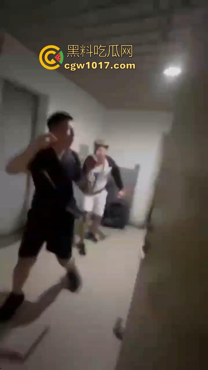 纹身的也不过如此嘛!来到精神小伙地盘,该挨打还是得乖乖老实挨打,一拳一脚直击头部,浑身是血极其惨烈!