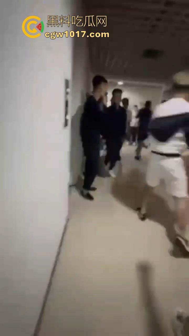 纹身的也不过如此嘛!来到精神小伙地盘,该挨打还是得乖乖老实挨打,一拳一脚直击头部,浑身是血极其惨烈!