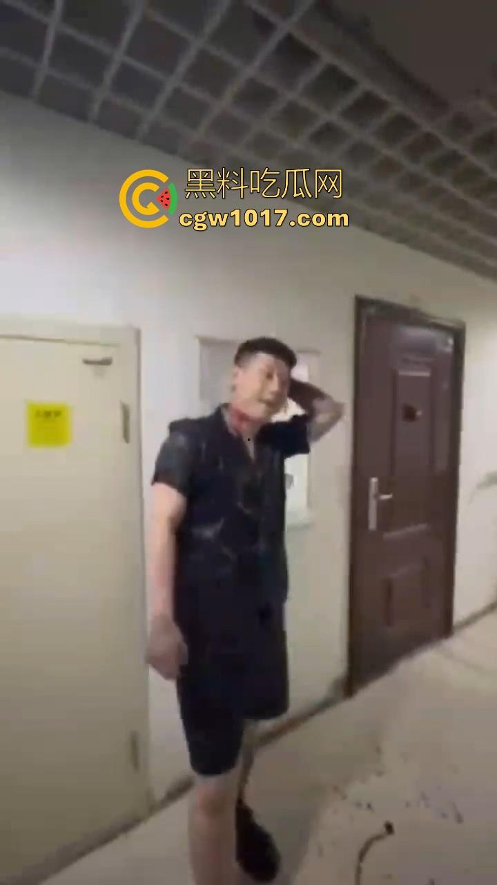 纹身的也不过如此嘛!来到精神小伙地盘,该挨打还是得乖乖老实挨打,一拳一脚直击头部,浑身是血极其惨烈!