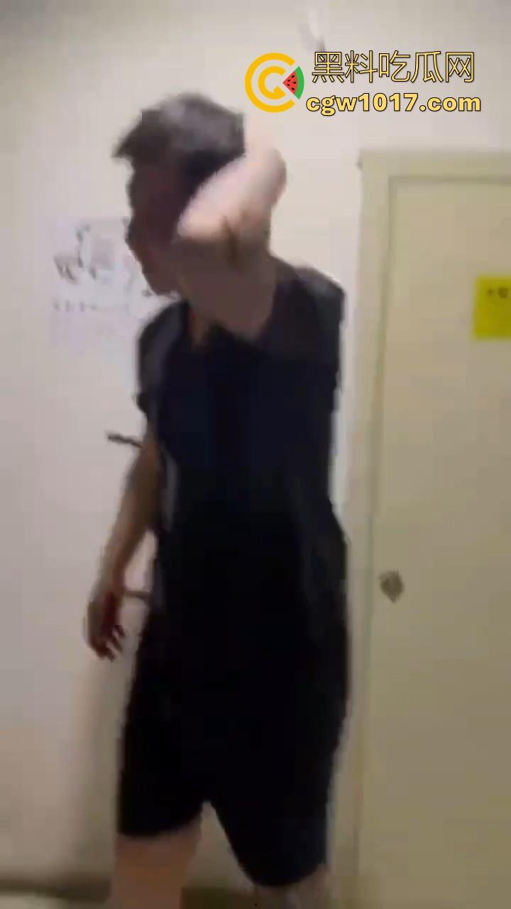 纹身的也不过如此嘛!来到精神小伙地盘,该挨打还是得乖乖老实挨打,一拳一脚直击头部,浑身是血极其惨烈!