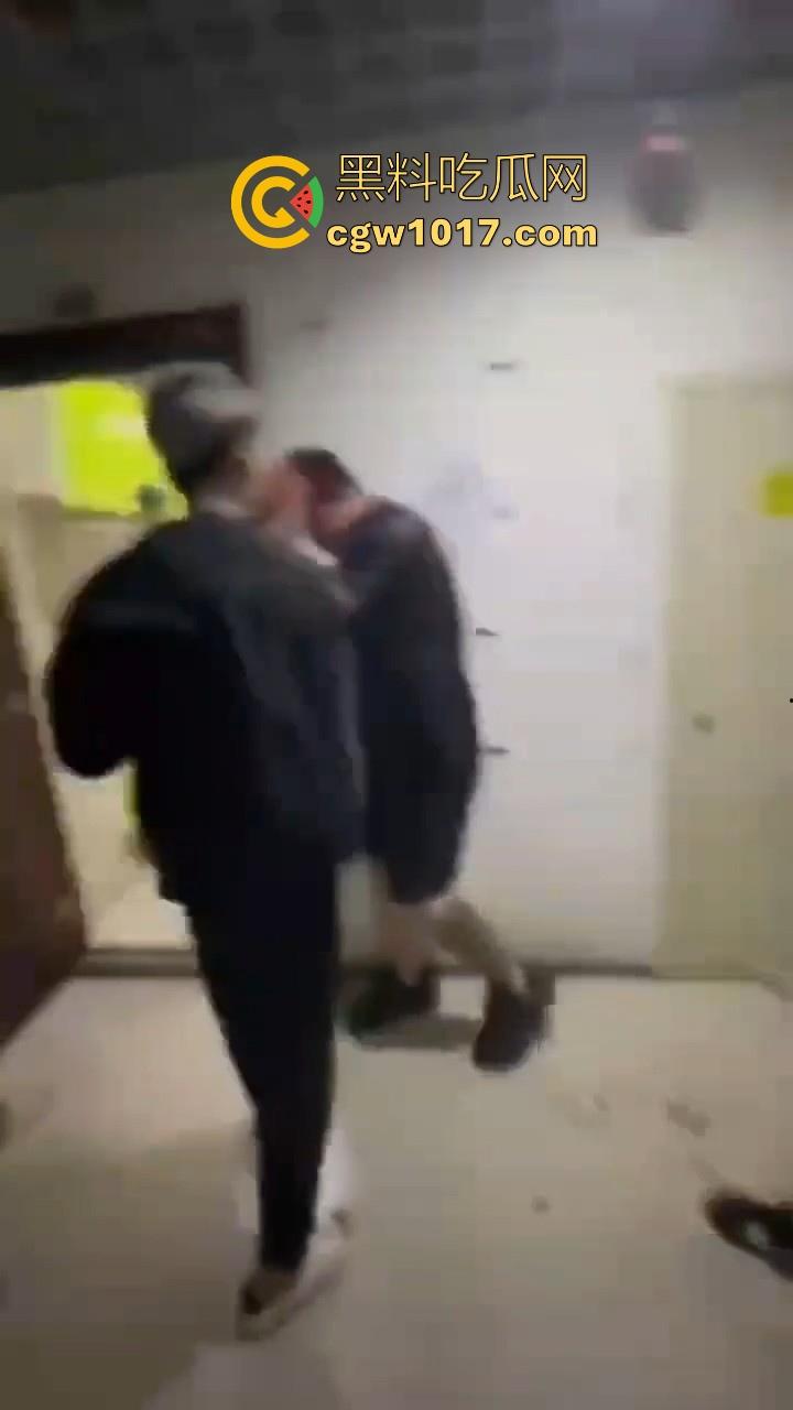 纹身的也不过如此嘛!来到精神小伙地盘,该挨打还是得乖乖老实挨打,一拳一脚直击头部,浑身是血极其惨烈!