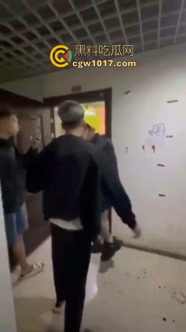 纹身的也不过如此嘛!来到精神小伙地盘,该挨打还是得乖乖老实挨打,一拳一脚直击头部,浑身是血极其惨烈!