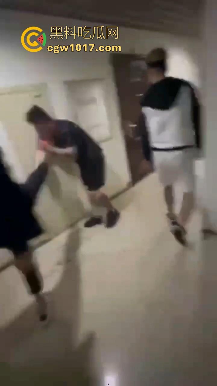 纹身的也不过如此嘛!来到精神小伙地盘,该挨打还是得乖乖老实挨打,一拳一脚直击头部,浑身是血极其惨烈!