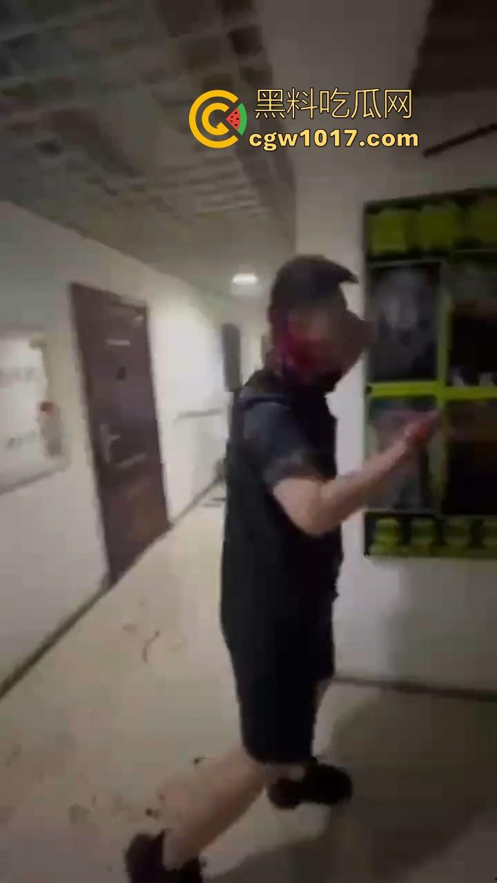 纹身的也不过如此嘛!来到精神小伙地盘,该挨打还是得乖乖老实挨打,一拳一脚直击头部,浑身是血极其惨烈!