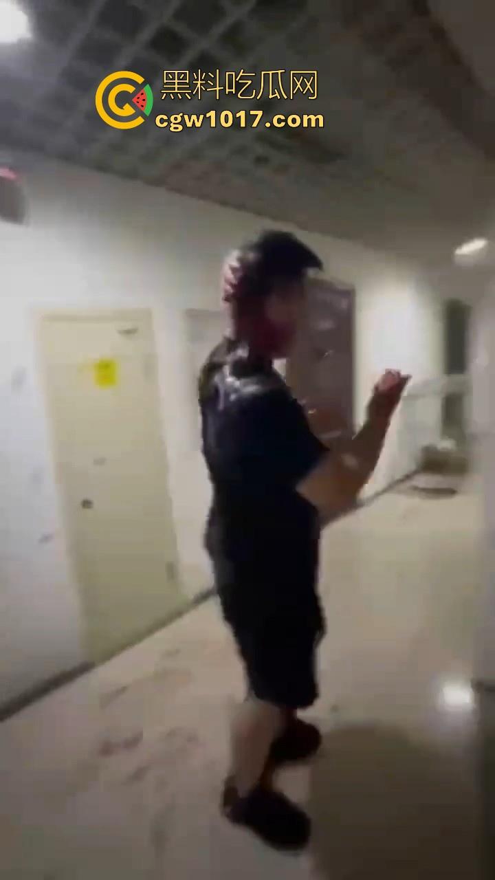 纹身的也不过如此嘛!来到精神小伙地盘,该挨打还是得乖乖老实挨打,一拳一脚直击头部,浑身是血极其惨烈!