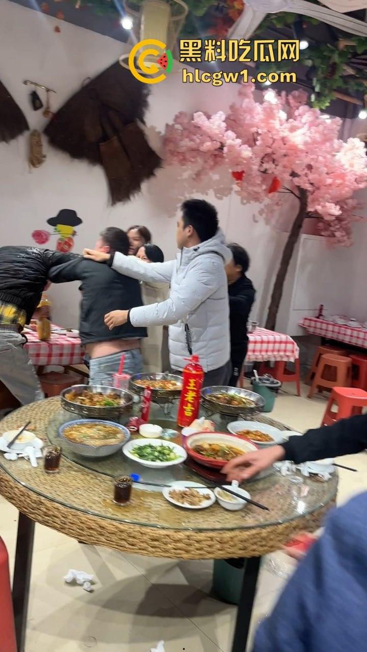 南昌辉仔与胖子大锅菜抓奸现场大打出手!头破血流,整个店的人都吃瓜,饭都吃不成!