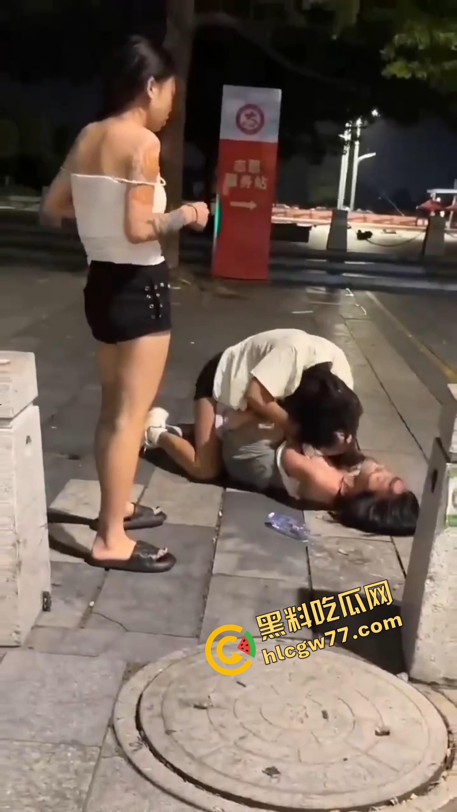 南昌精神小妹当街撕逼奶都露了,精神小伙骑电瓶车劝架他不是拉架,他是开电瓶车撞进去!