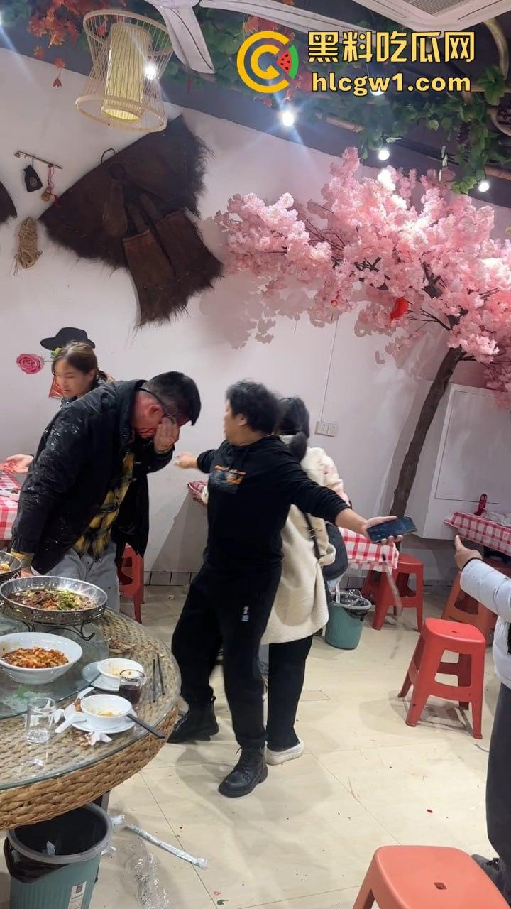 南昌辉仔与胖子大锅菜抓奸现场大打出手!头破血流,整个店的人都吃瓜,饭都吃不成!