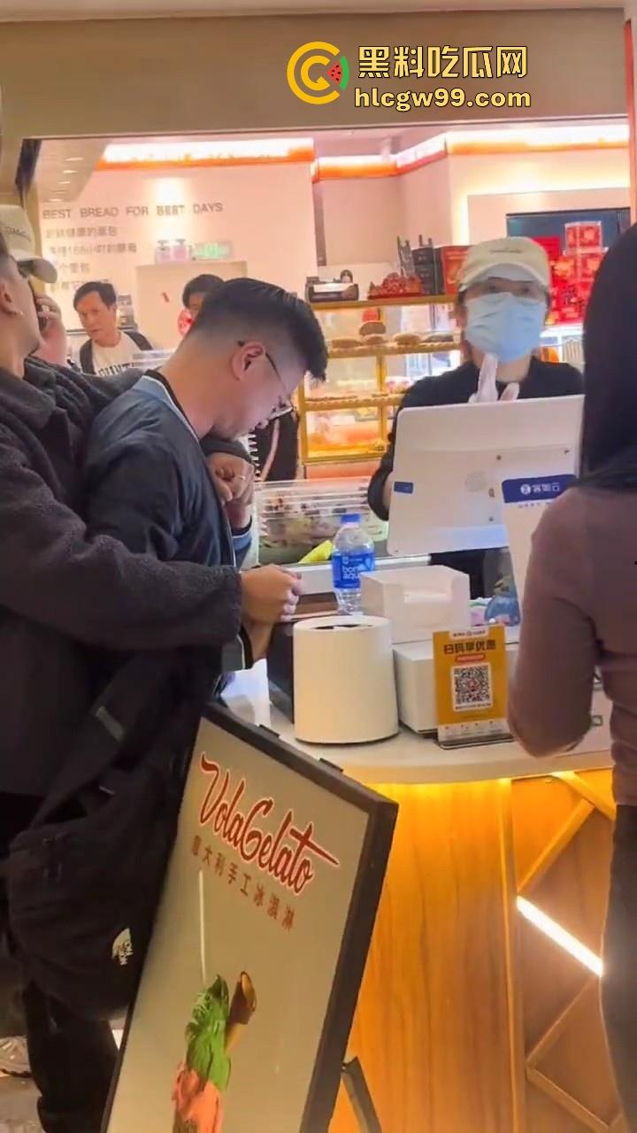 偷拍届又损失一名大将！深圳皇庭广场偷拍裙底被捉，人赃俱获被人死死锁住，偷拍技术有待提升。