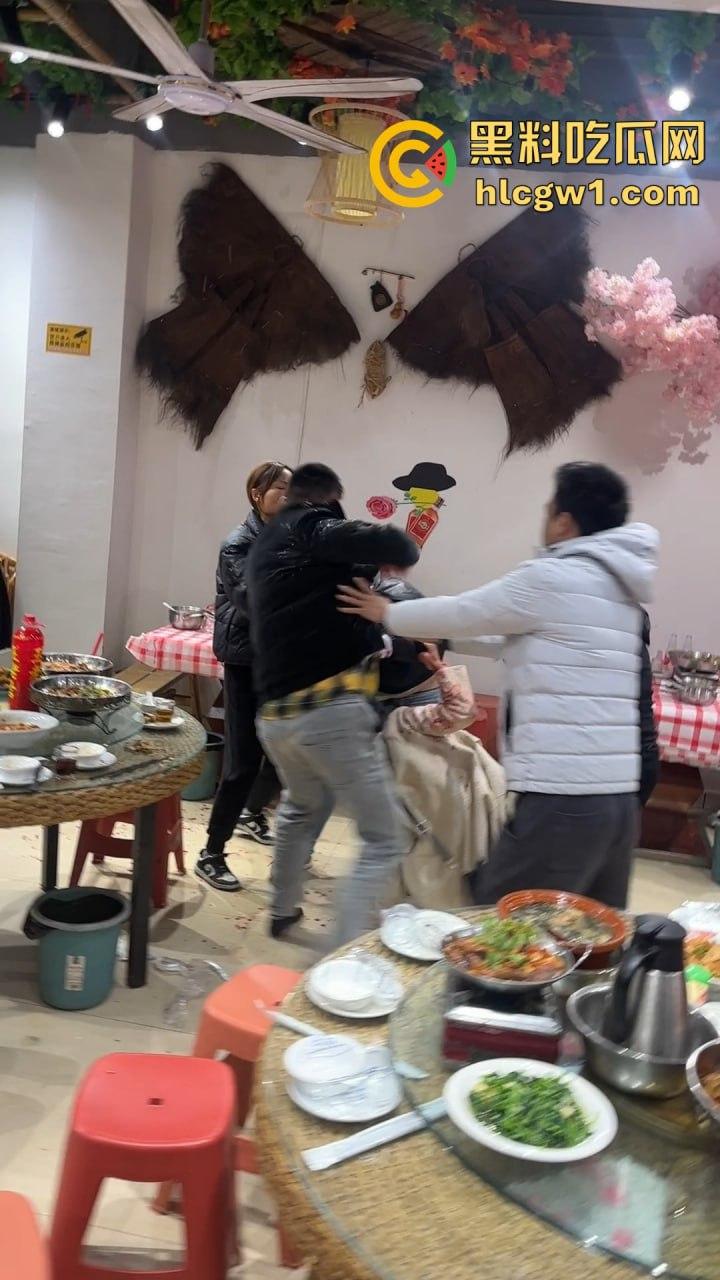 南昌辉仔与胖子大锅菜抓奸现场大打出手!头破血流,整个店的人都吃瓜,饭都吃不成!
