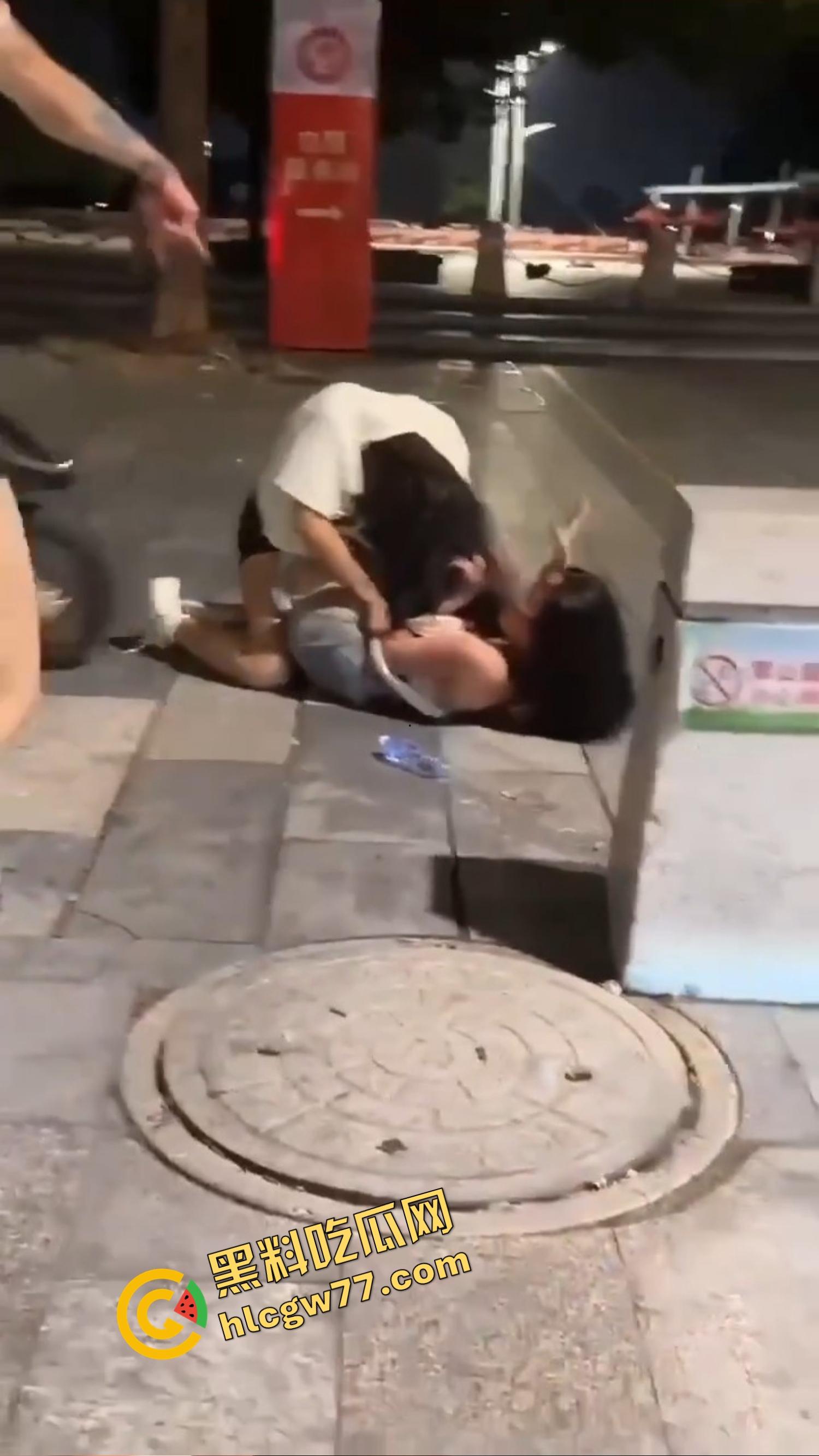 南昌精神小妹当街撕逼奶都露了,精神小伙骑电瓶车劝架他不是拉架,他是开电瓶车撞进去!