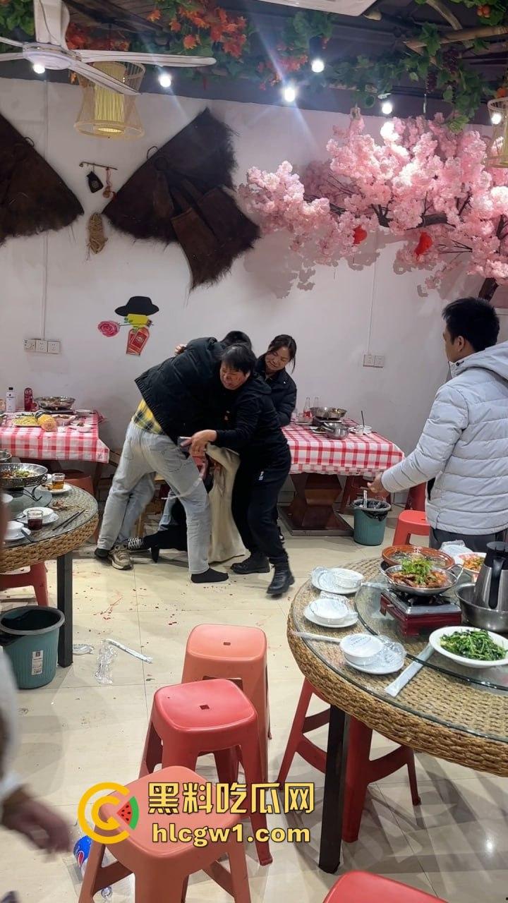 南昌辉仔与胖子大锅菜抓奸现场大打出手!头破血流,整个店的人都吃瓜,饭都吃不成!