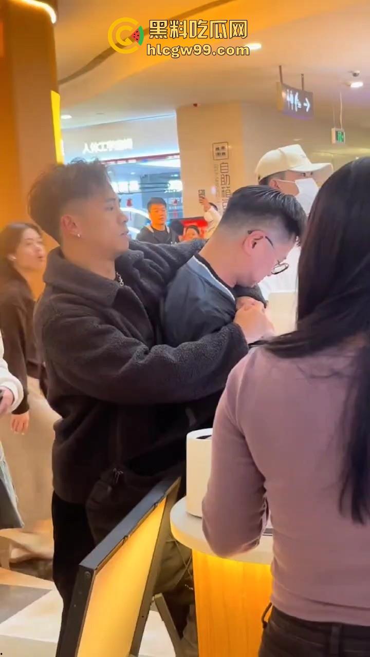 偷拍届又损失一名大将!深圳皇庭广场偷拍裙底被捉,人赃俱获被人死死锁住,偷拍技术有待提升。