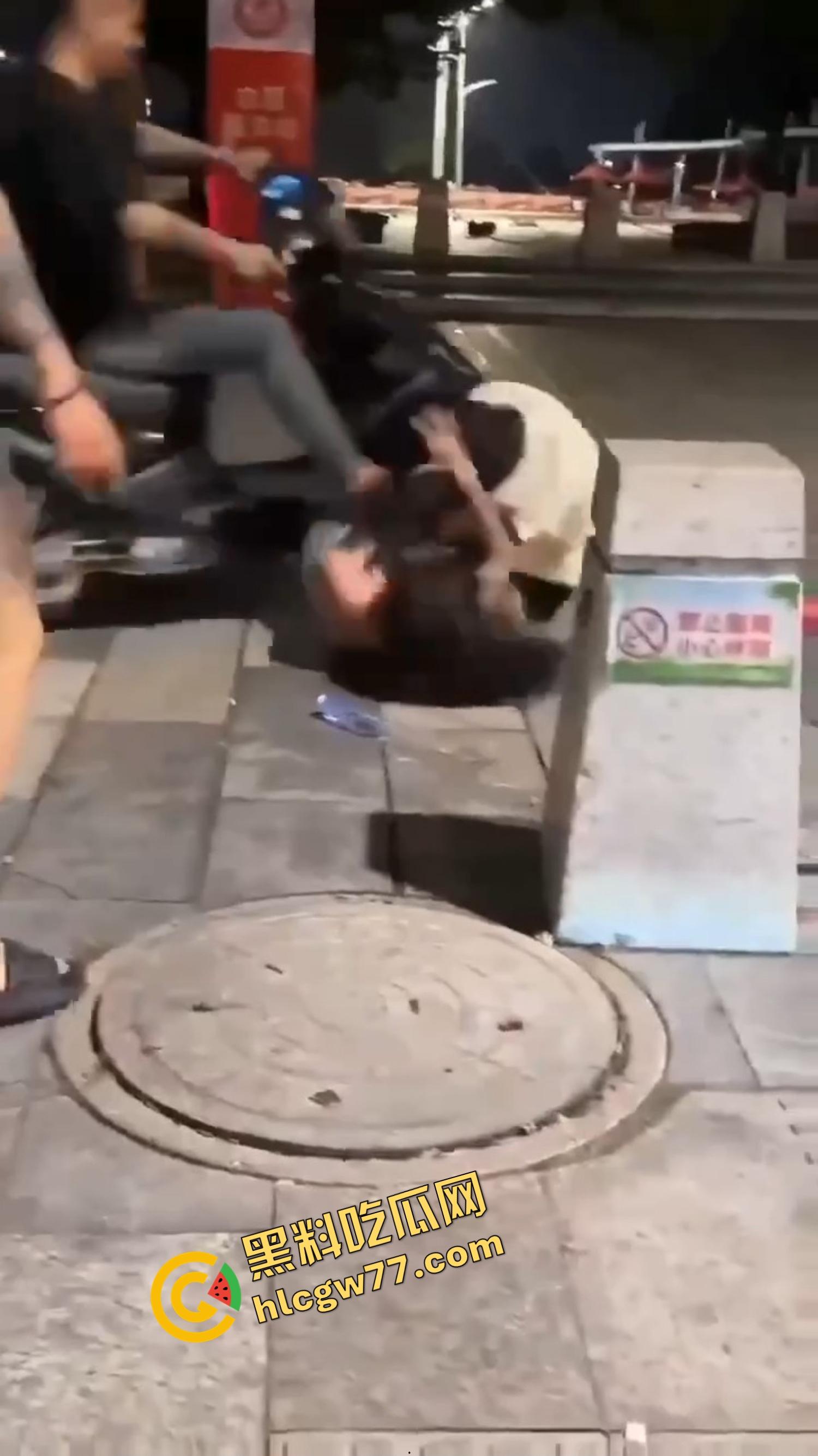 南昌精神小妹当街撕逼奶都露了,精神小伙骑电瓶车劝架他不是拉架,他是开电瓶车撞进去!