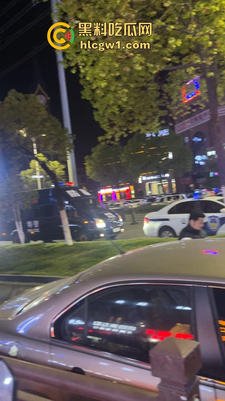 南昌辉仔与胖子大锅菜抓奸现场大打出手!头破血流,整个店的人都吃瓜,饭都吃不成!