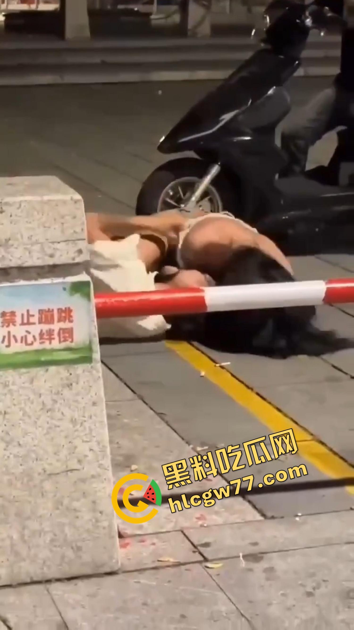 南昌精神小妹当街撕逼奶都露了,精神小伙骑电瓶车劝架他不是拉架,他是开电瓶车撞进去!