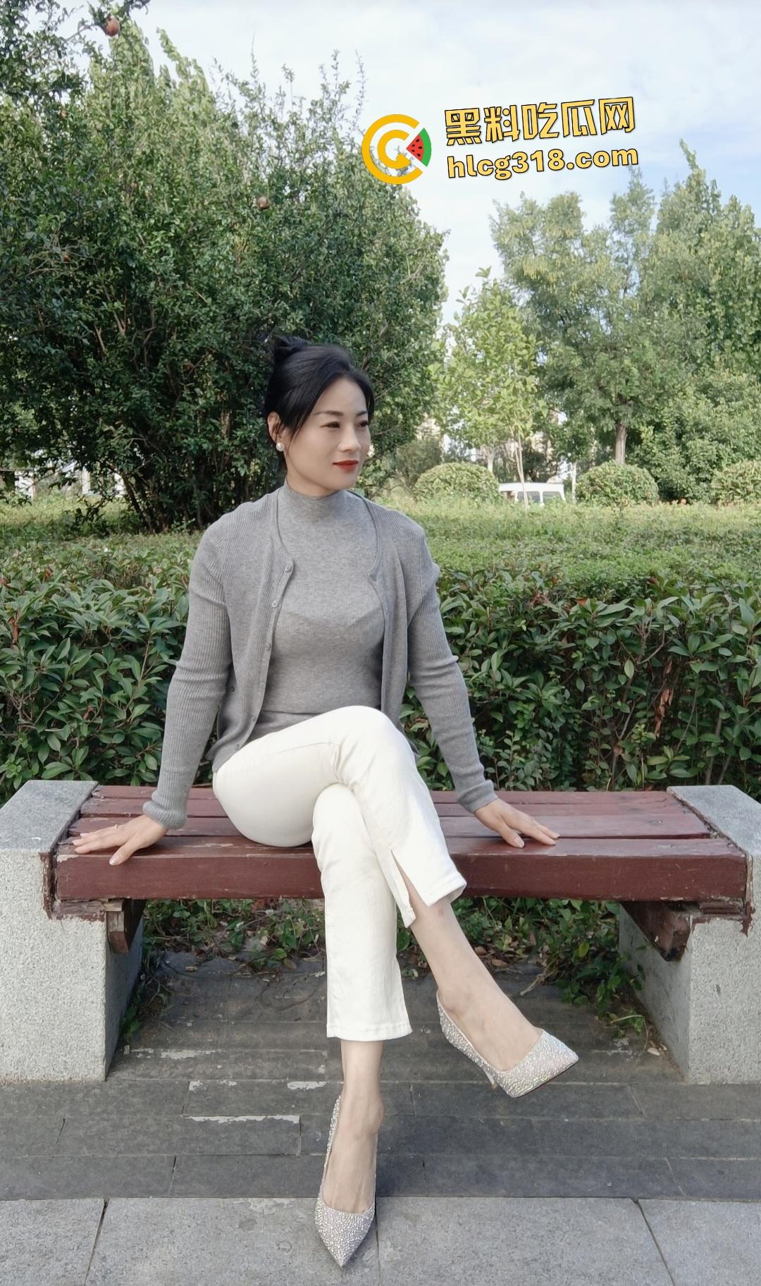 发情少妇坐地铁站着也能狂撸男友鸡鸡，旁若无人地操作，估计裤子里已经满是精子了吧？