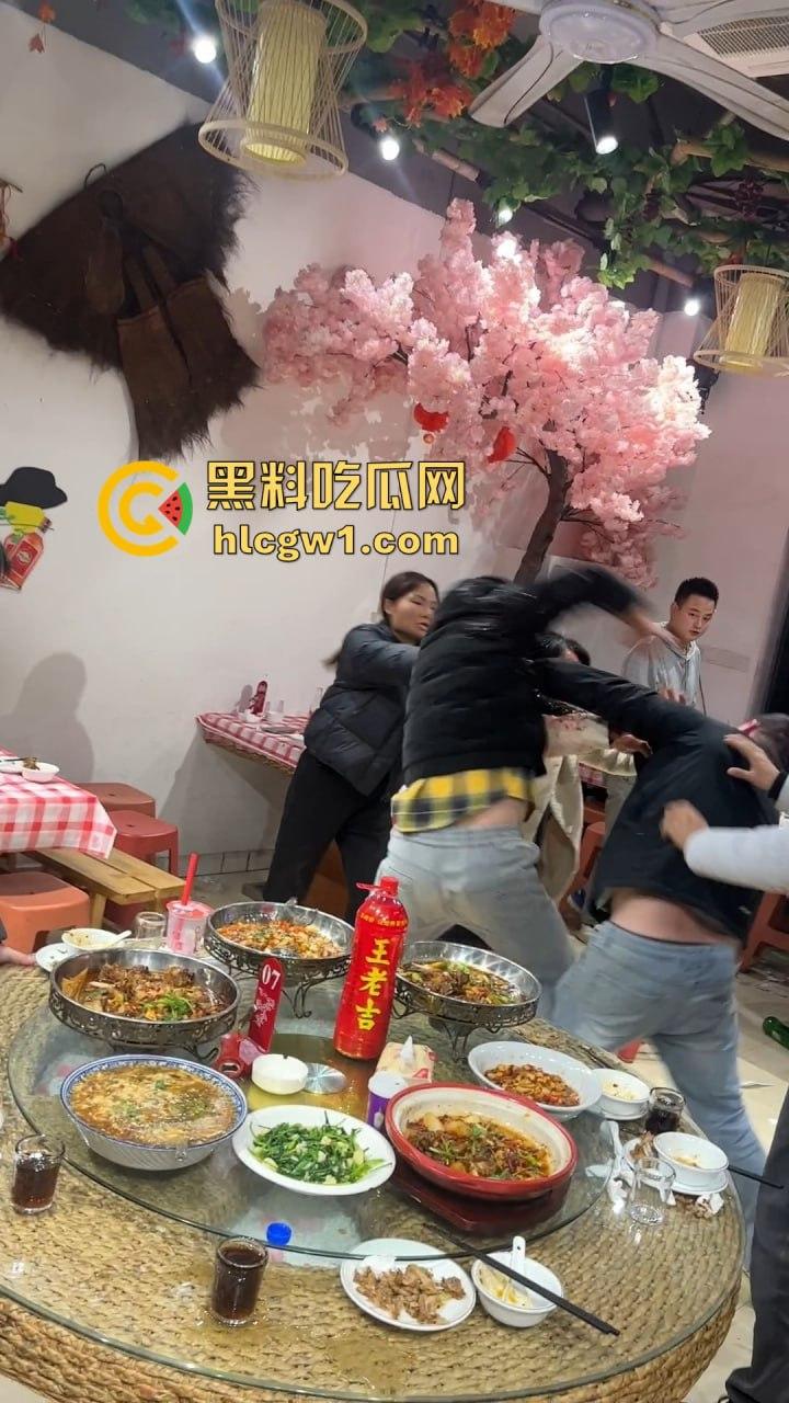 南昌辉仔与胖子大锅菜抓奸现场大打出手!头破血流,整个店的人都吃瓜,饭都吃不成!