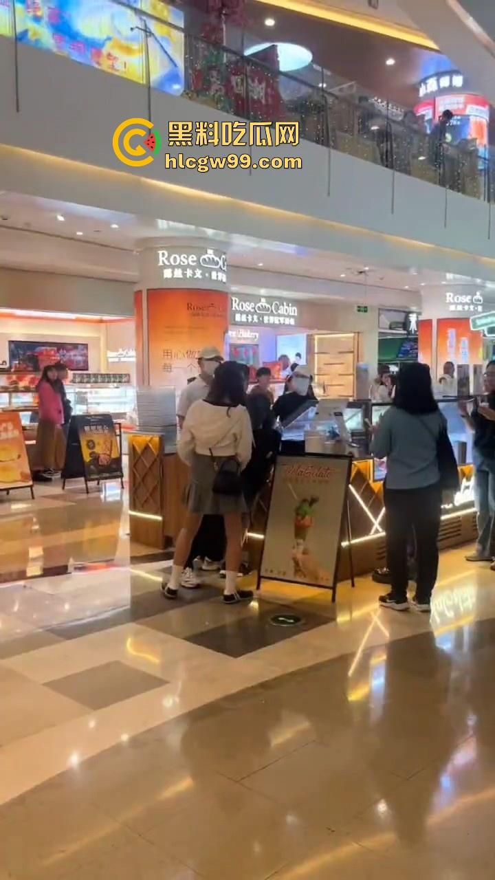 偷拍届又损失一名大将!深圳皇庭广场偷拍裙底被捉,人赃俱获被人死死锁住,偷拍技术有待提升。