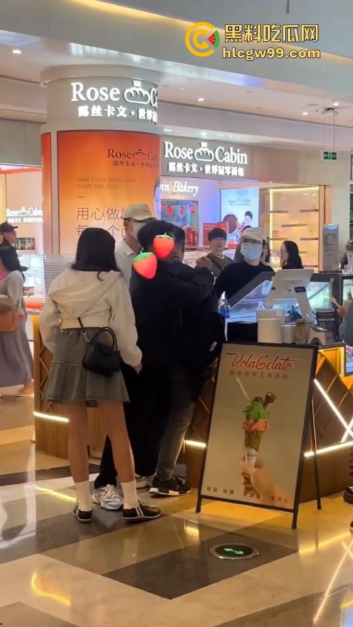 偷拍届又损失一名大将!深圳皇庭广场偷拍裙底被捉,人赃俱获被人死死锁住,偷拍技术有待提升。