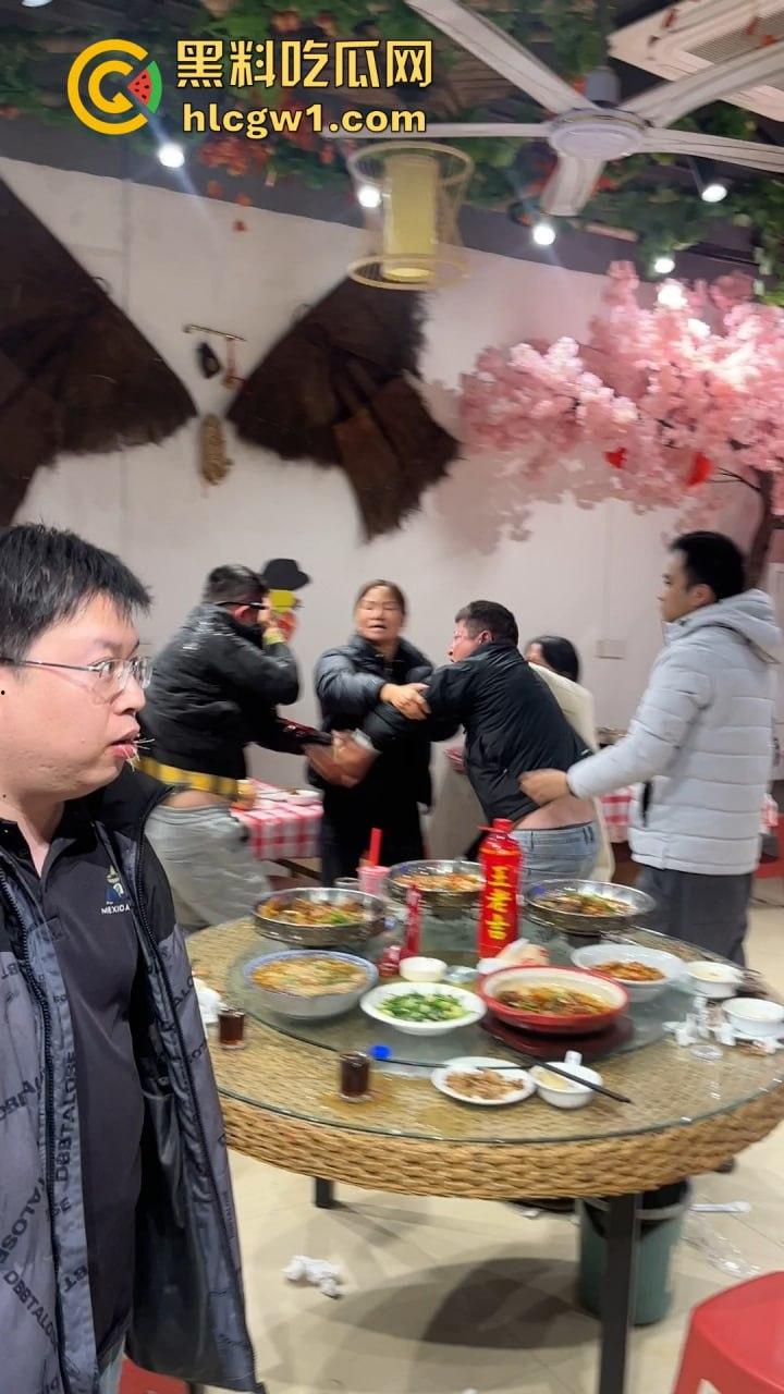 南昌辉仔与胖子大锅菜抓奸现场大打出手!头破血流,整个店的人都吃瓜,饭都吃不成!