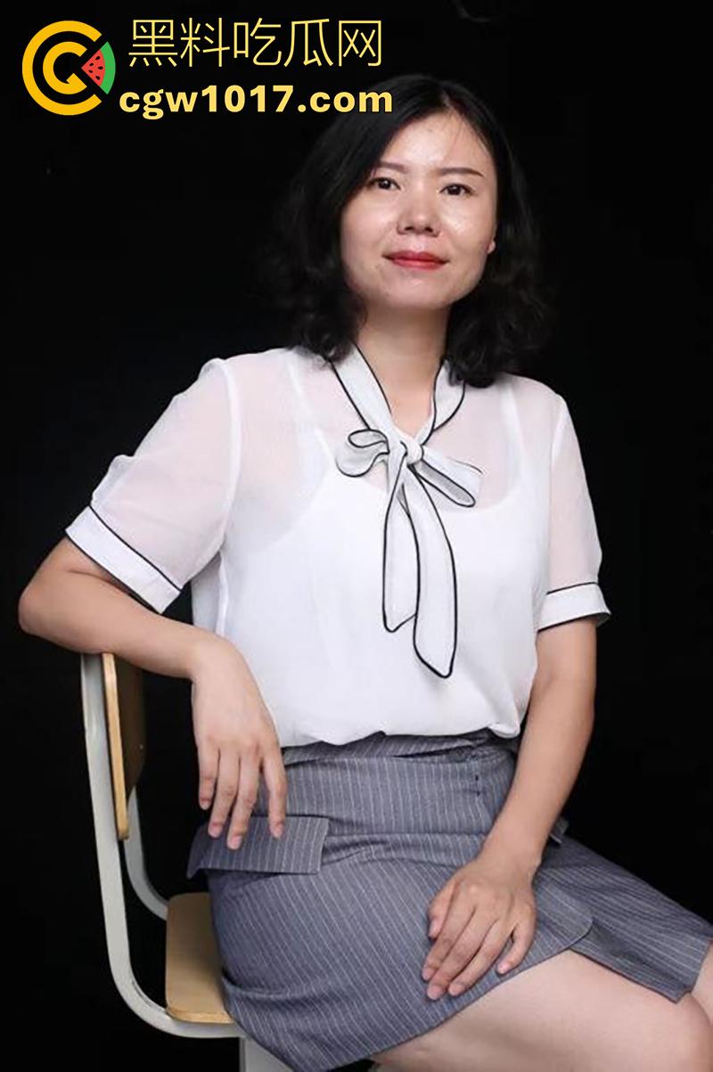 重庆反差中学老师【王家秀】42岁肥臀熟女，偷情出轨自己学生，老公是同校化学老师，被写上淫语疯狂吃鸡，太刺激了！