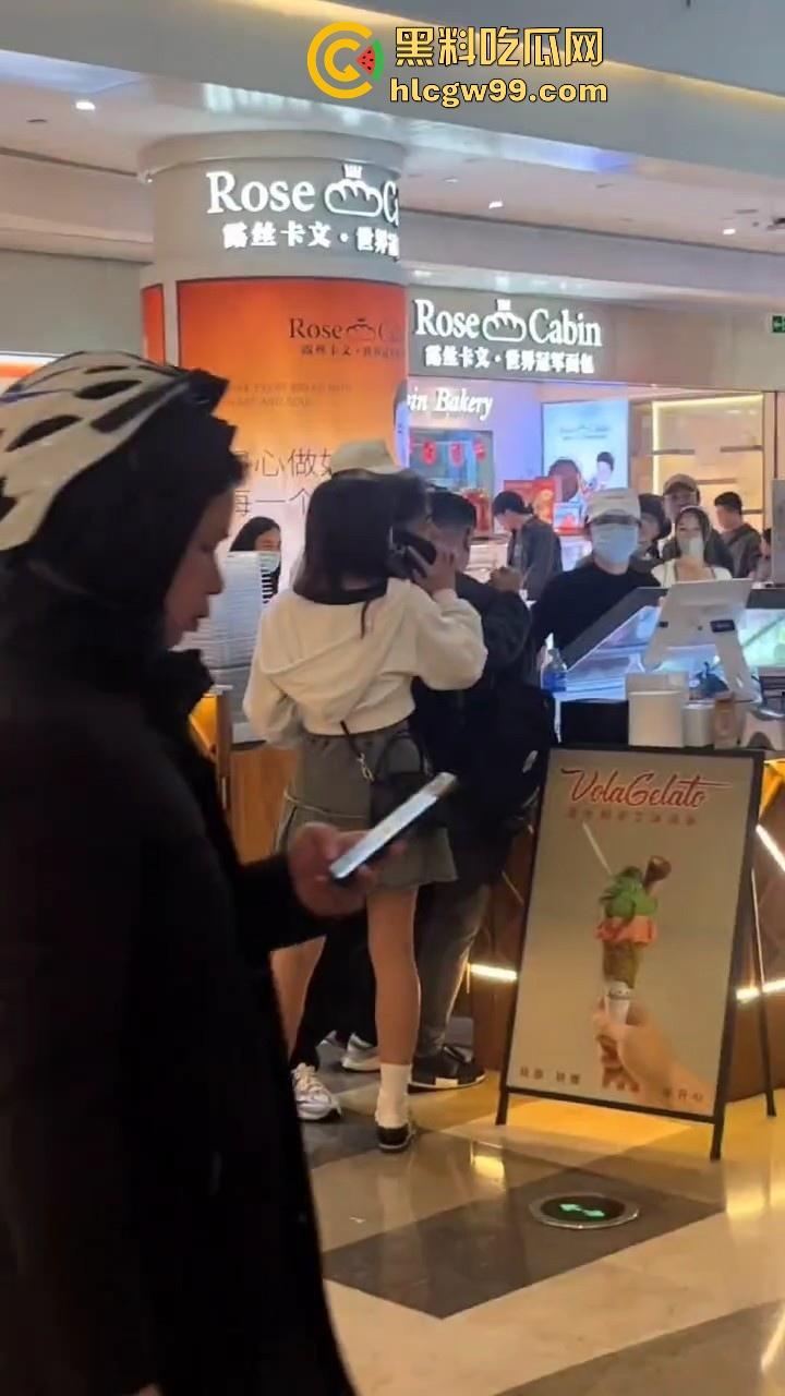 偷拍届又损失一名大将!深圳皇庭广场偷拍裙底被捉,人赃俱获被人死死锁住,偷拍技术有待提升。