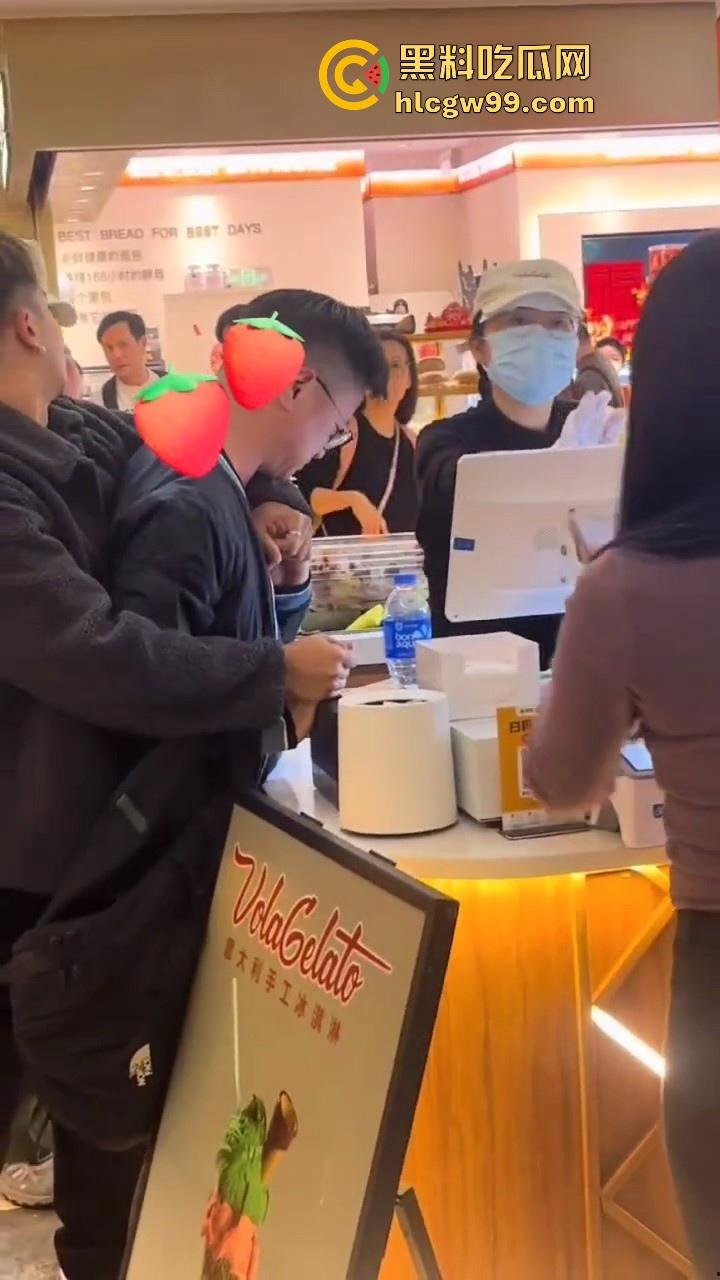 偷拍届又损失一名大将!深圳皇庭广场偷拍裙底被捉,人赃俱获被人死死锁住,偷拍技术有待提升。