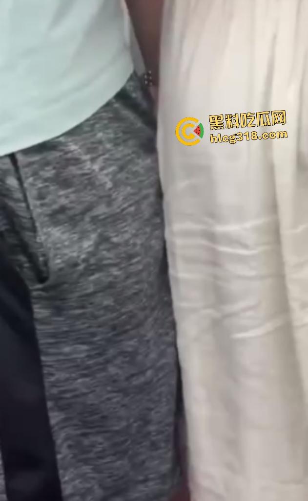 发情少妇坐地铁站着也能狂撸男友鸡鸡,旁若无人地操作,估计裤子里已经满是精子了吧?