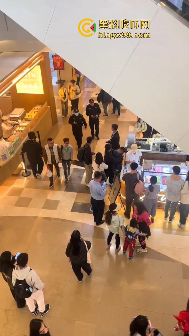 偷拍届又损失一名大将!深圳皇庭广场偷拍裙底被捉,人赃俱获被人死死锁住,偷拍技术有待提升。