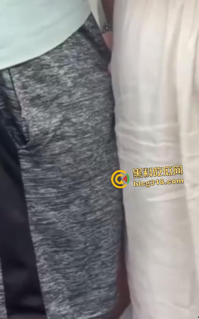 发情少妇坐地铁站着也能狂撸男友鸡鸡,旁若无人地操作,估计裤子里已经满是精子了吧?