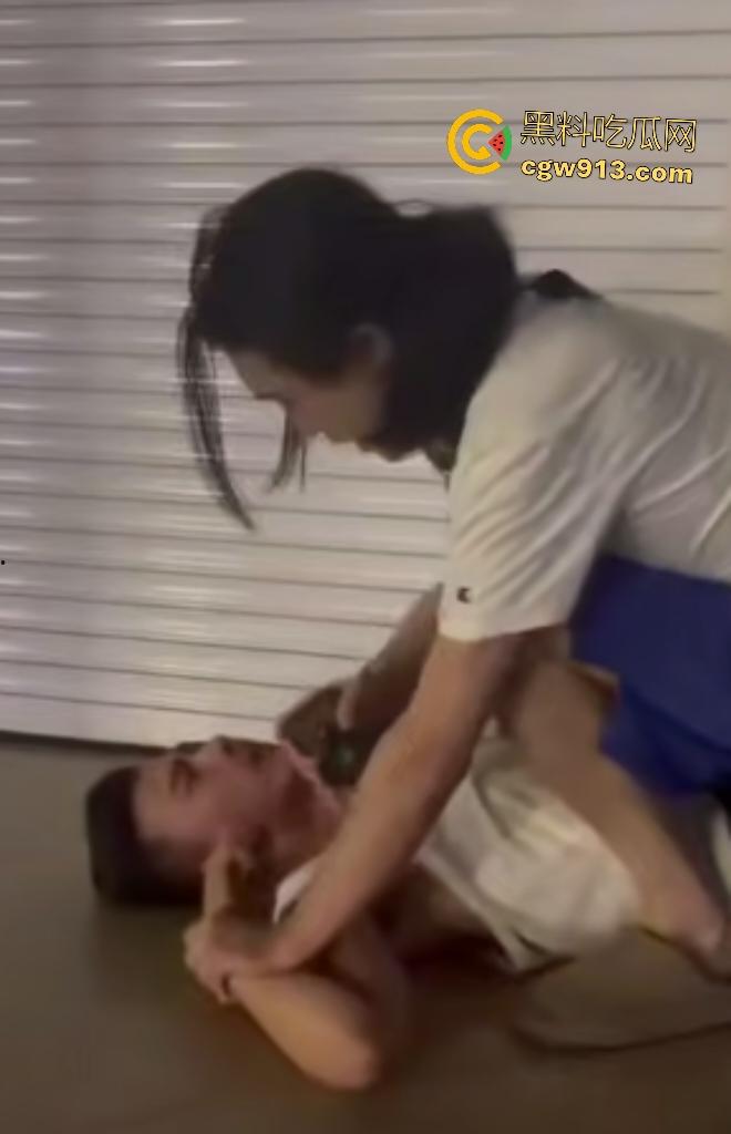 原配Gay怒惩小三Gay!小三gay在外绿自己老公,原配狂甩巴掌为老公出气,这同志圈也太乱了吧?