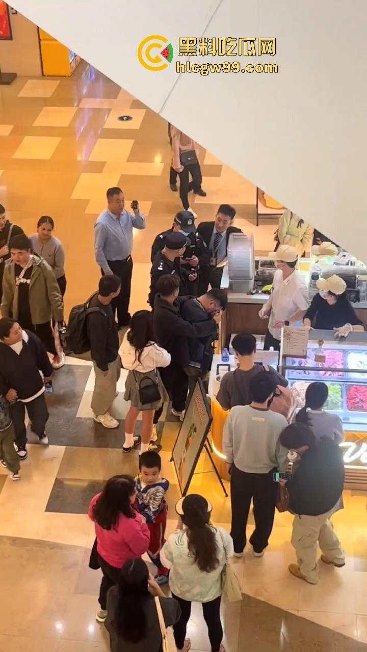 偷拍届又损失一名大将!深圳皇庭广场偷拍裙底被捉,人赃俱获被人死死锁住,偷拍技术有待提升。