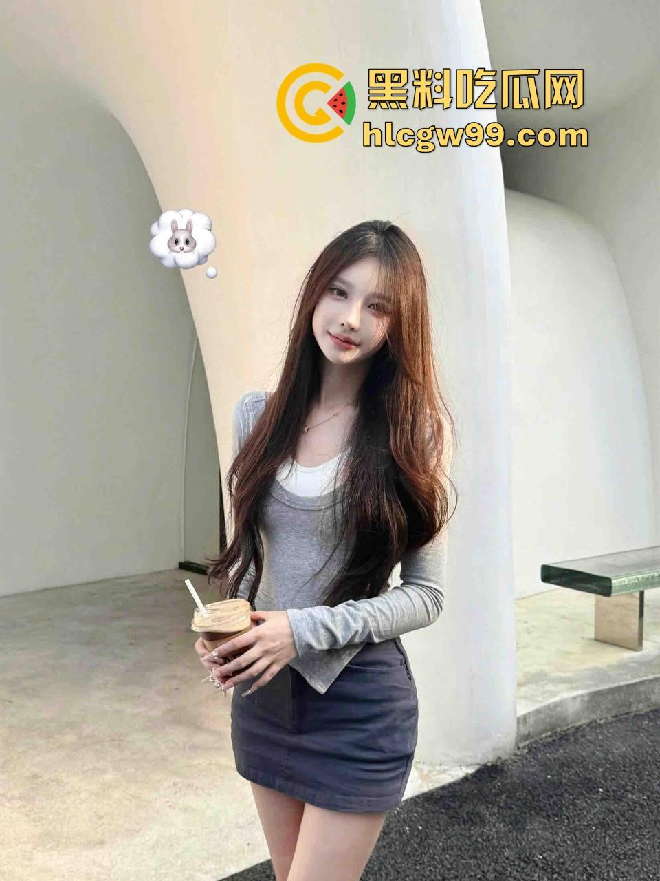 上海宏瑞基商场奈雪门口上演野战教学,小情侣裤子脱一点直接坐上去猛摇,摇摆姿势辣眼睛,刺激拉满!