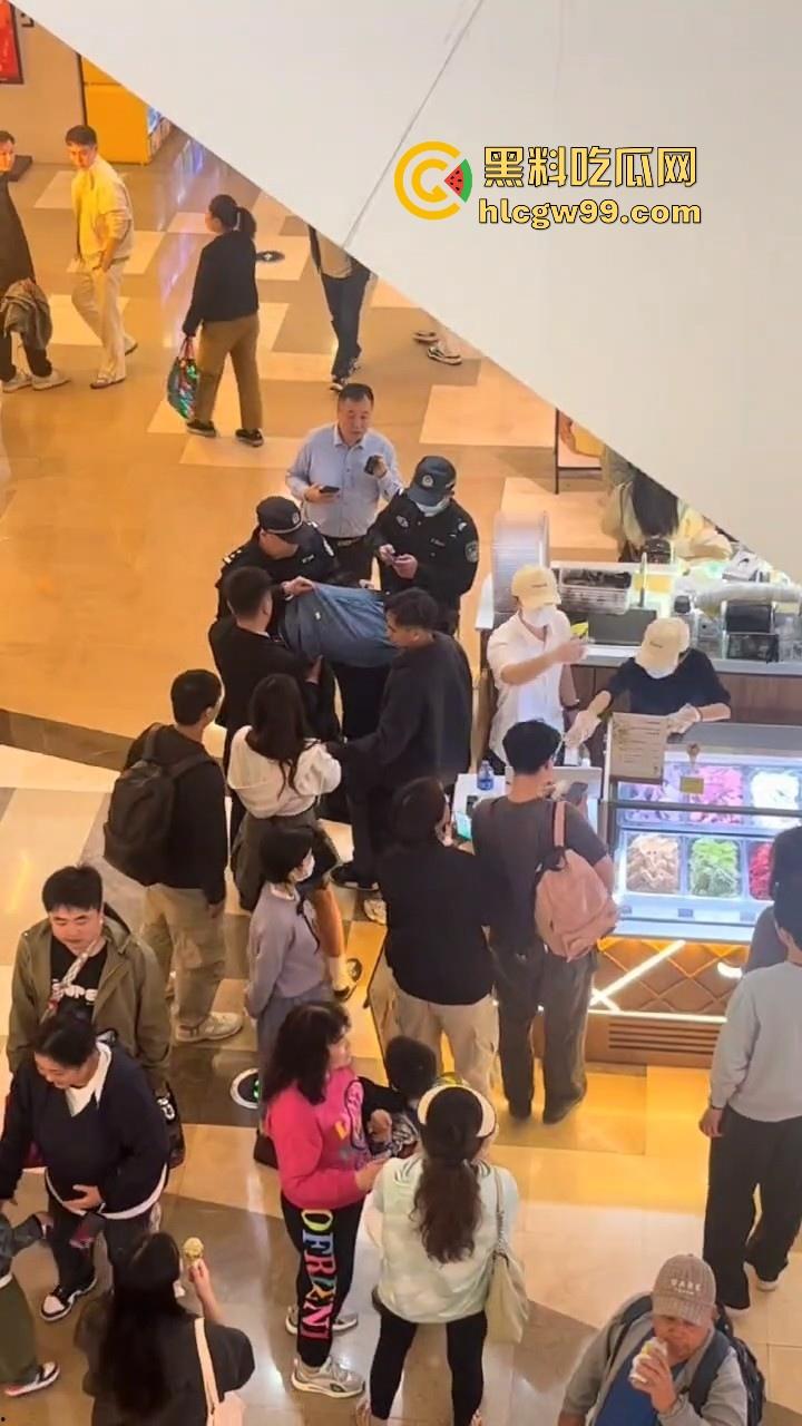 偷拍届又损失一名大将!深圳皇庭广场偷拍裙底被捉,人赃俱获被人死死锁住,偷拍技术有待提升。