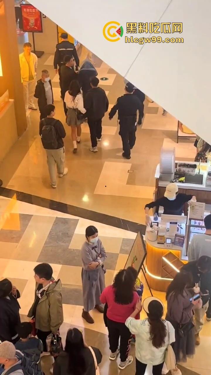 偷拍届又损失一名大将!深圳皇庭广场偷拍裙底被捉,人赃俱获被人死死锁住,偷拍技术有待提升。