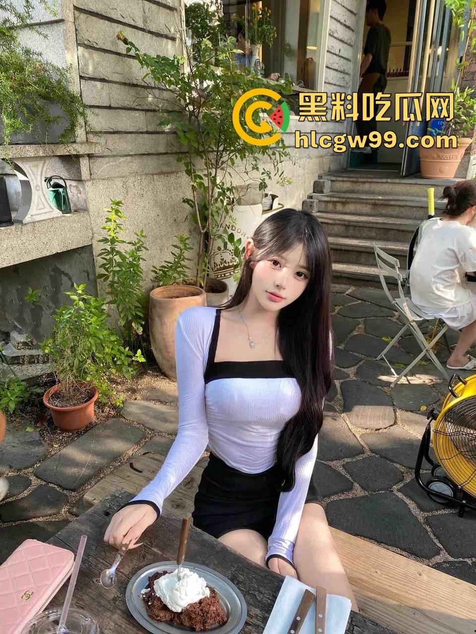 上海宏瑞基商场奈雪门口上演野战教学,小情侣裤子脱一点直接坐上去猛摇,摇摆姿势辣眼睛,刺激拉满!