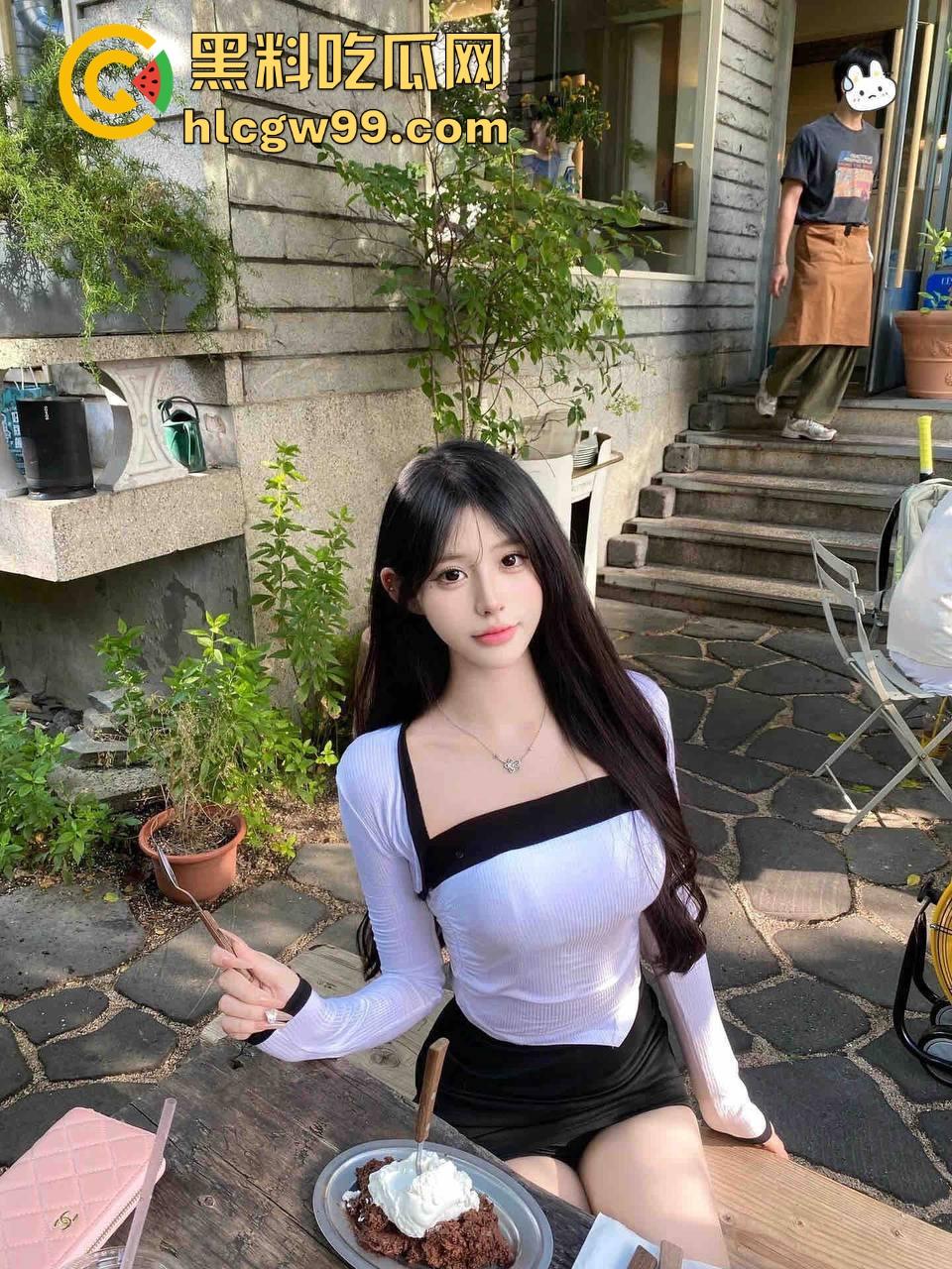 上海宏瑞基商场奈雪门口上演野战教学,小情侣裤子脱一点直接坐上去猛摇,摇摆姿势辣眼睛,刺激拉满!