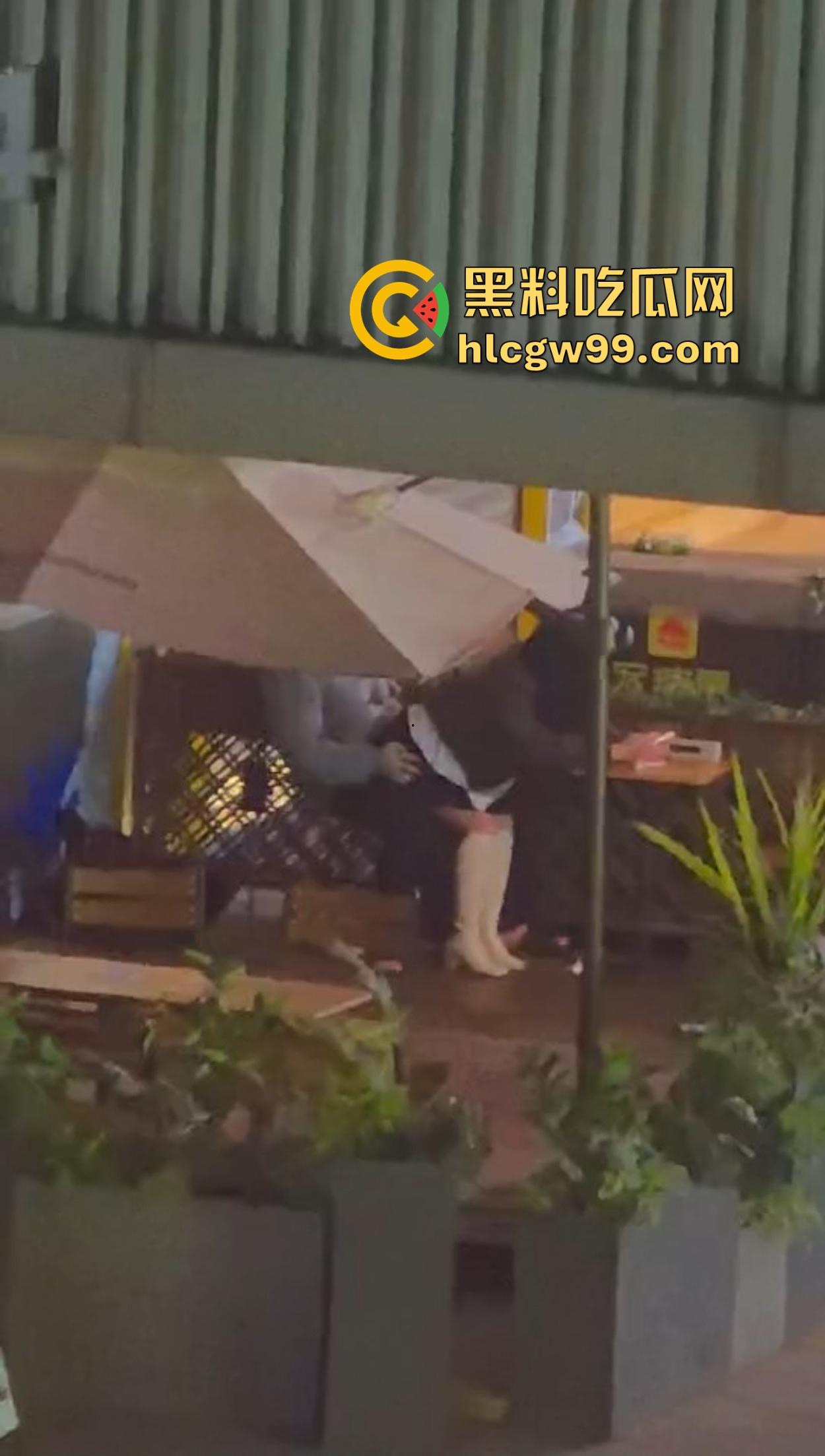 上海宏瑞基商场奈雪门口上演野战教学,小情侣裤子脱一点直接坐上去猛摇,摇摆姿势辣眼睛,刺激拉满!