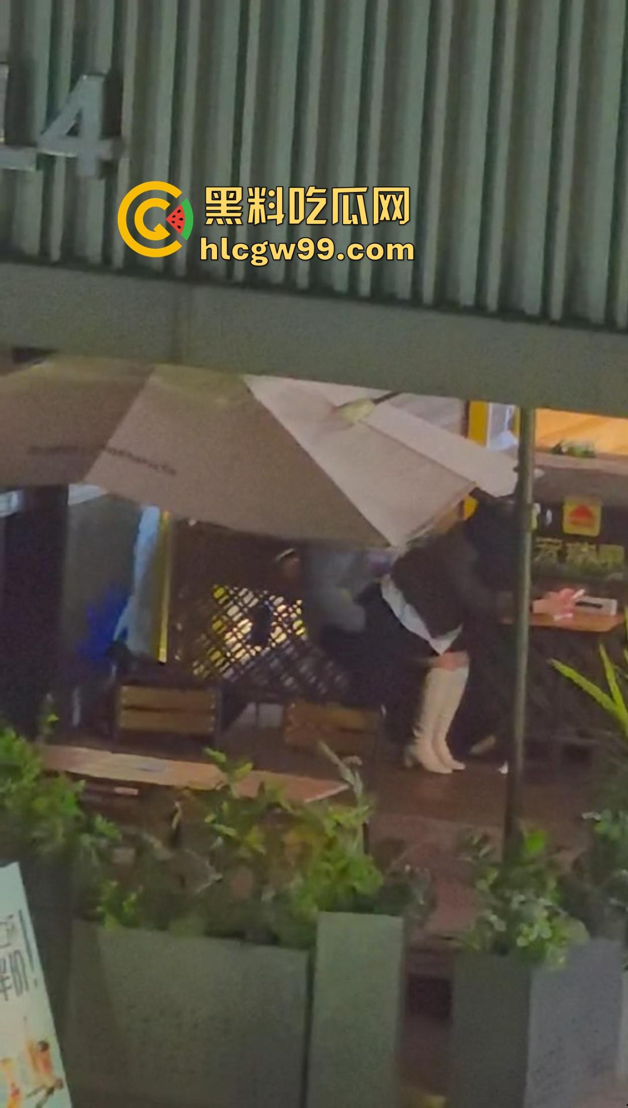 上海宏瑞基商场奈雪门口上演野战教学,小情侣裤子脱一点直接坐上去猛摇,摇摆姿势辣眼睛,刺激拉满!