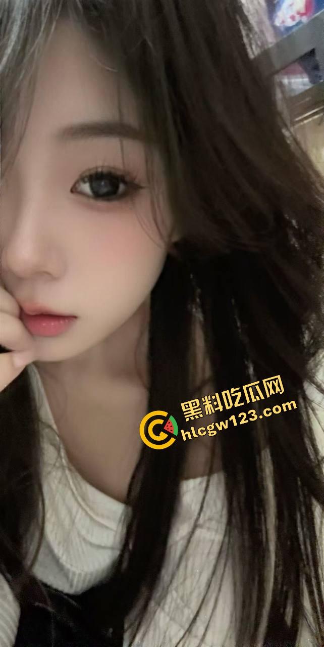 年少不知少妇香,错把少女当宝藏,发情少妇一瓶锐澳下肚就发骚,小眼一眯就自己脱了开裆裤,逼湿得流到沙发腿!