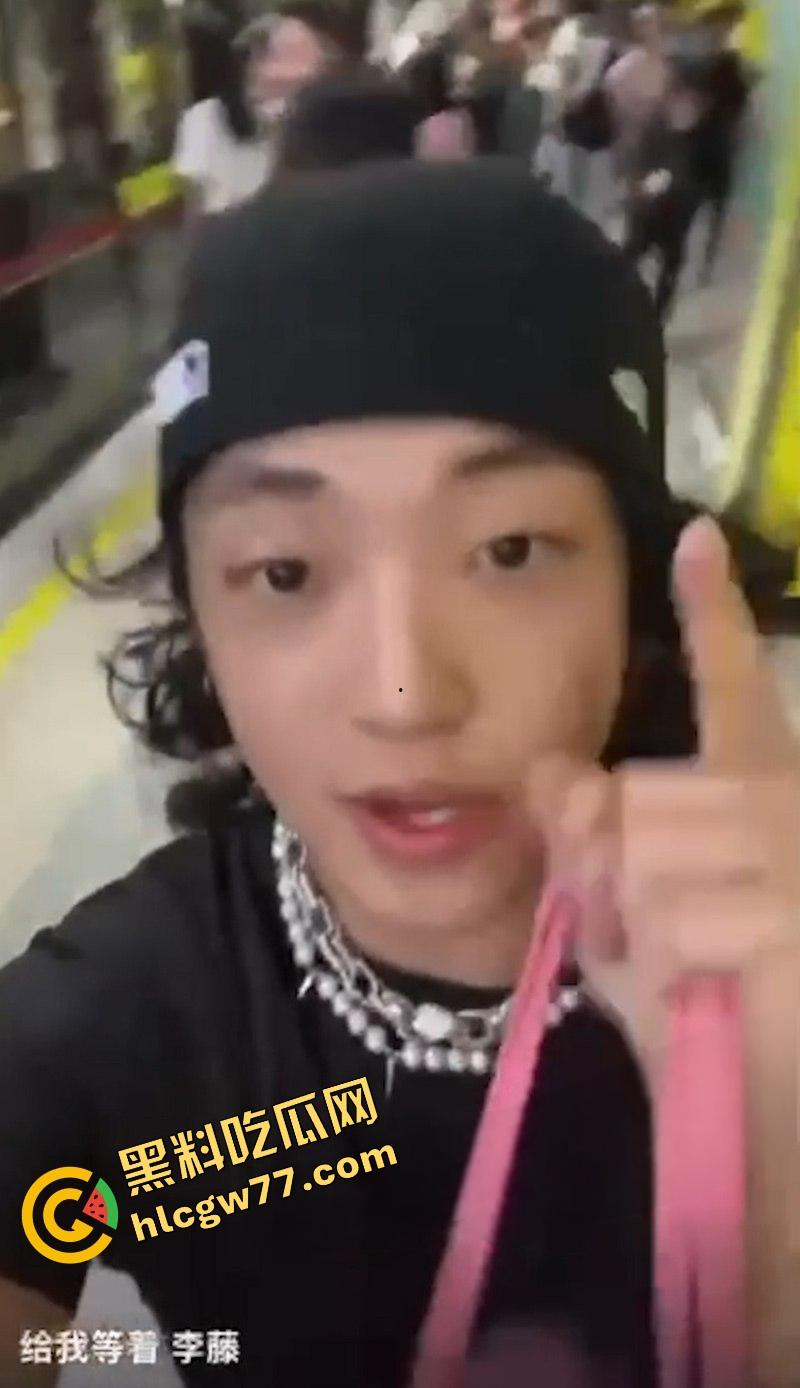 精神小伙【陈俣欹】朋友圈破防,狂喊我要操死你,抖音直播要啪啪李藤,现场录屏火爆全网!