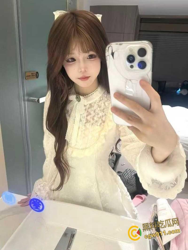 抖音网红【夜巴黎】直播曝出猛料,困困XD曾尿打K失禁,土豆黎网上立人设私下霸凌,三姐妹瓜多到根本吃不完!