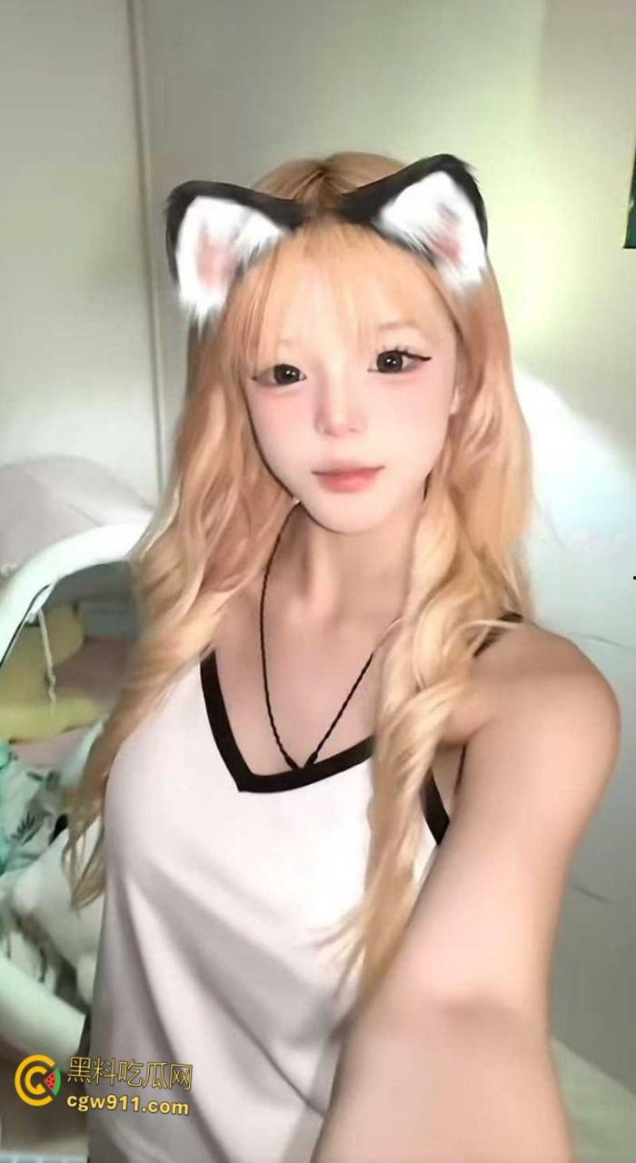 抖音网红【夜巴黎】直播曝出猛料,困困XD曾尿打K失禁,土豆黎网上立人设私下霸凌,三姐妹瓜多到根本吃不完!