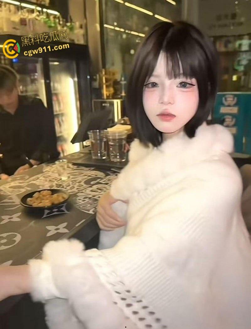 抖音网红【夜巴黎】直播曝出猛料,困困XD曾尿打K失禁,土豆黎网上立人设私下霸凌,三姐妹瓜多到根本吃不完!