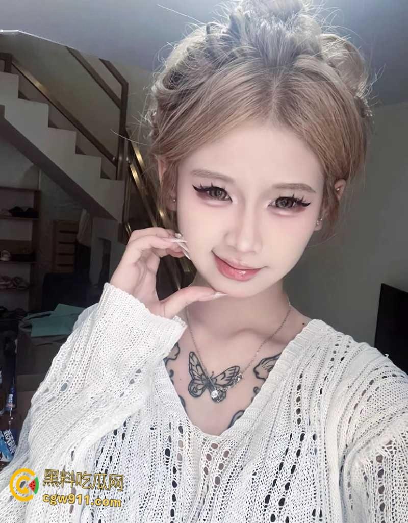 抖音网红【夜巴黎】直播曝出猛料,困困XD曾尿打K失禁,土豆黎网上立人设私下霸凌,三姐妹瓜多到根本吃不完!