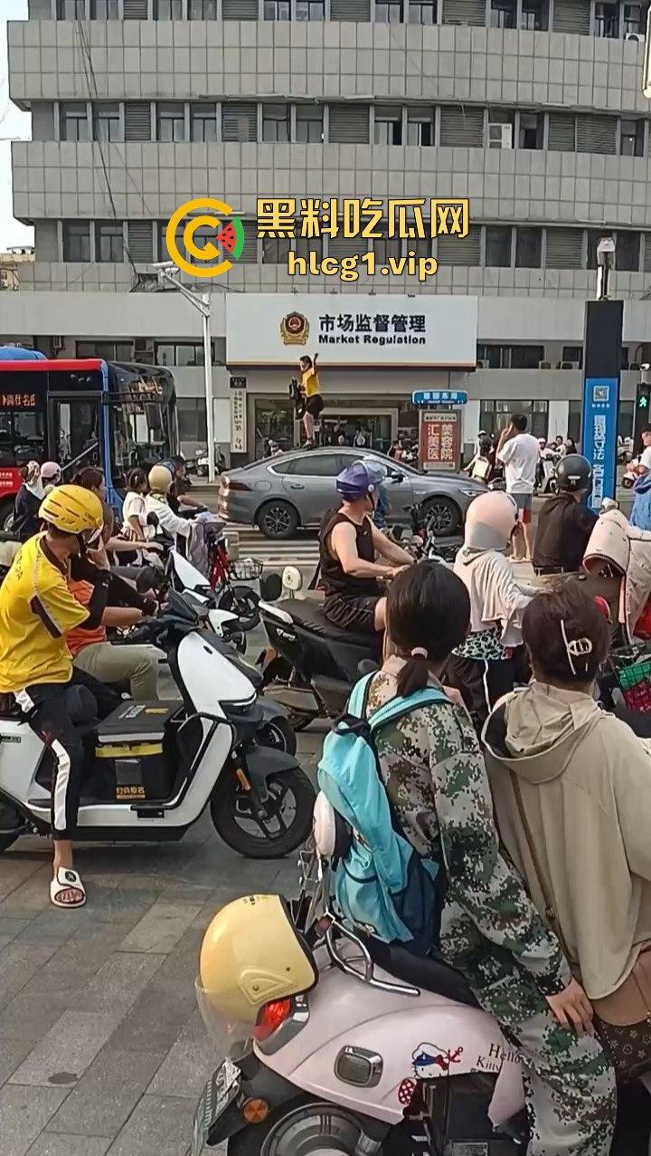 女子跳上等红灯的车顶狂舞,是模仿青岛大姐还是搏出位求流量?