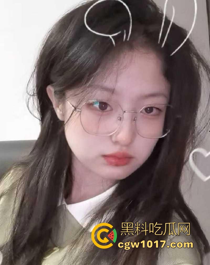 武汉师范学院反差母狗【李慧】每日自慰淫照献主人,哀求主人临幸露脸撅臀挨操,十个眼镜久个骚,还有一个特别骚!